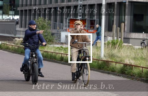 Amsterdam 28 maart 2024
Bridget Maasland en haar zoon Mees op de fiets in Amsterdam zuid.