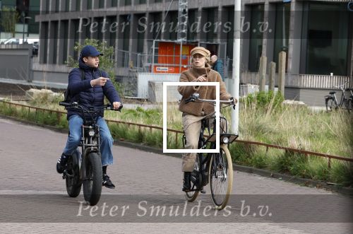 Amsterdam 28 maart 2024
Bridget Maasland en haar zoon Mees op de fiets in Amsterdam zuid.