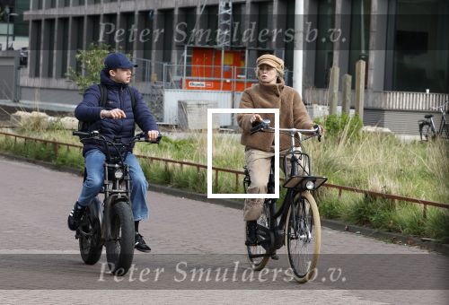 Amsterdam 28 maart 2024
Bridget Maasland en haar zoon Mees op de fiets in Amsterdam zuid.