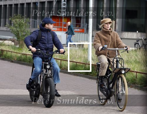 Amsterdam 28 maart 2024
Bridget Maasland en haar zoon Mees op de fiets in Amsterdam zuid.