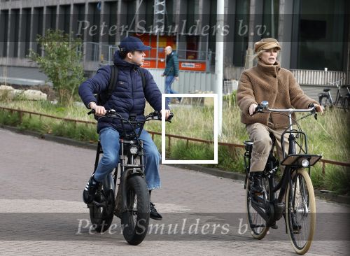 Amsterdam 28 maart 2024
Bridget Maasland en haar zoon Mees op de fiets in Amsterdam zuid.