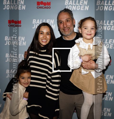 Amsterdam 27 maart 2024
Boekpresentatie Nino Wilkes in boom boom Chicago. Demi Wilkes met zusje Jade (l) Haar vader Michael Wilkes en...