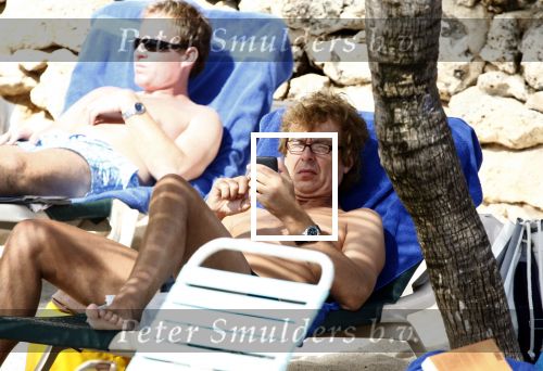 Curacao 1 januari 2009
Derk Bolt met bril en gsm op het strand van Avila Beach.