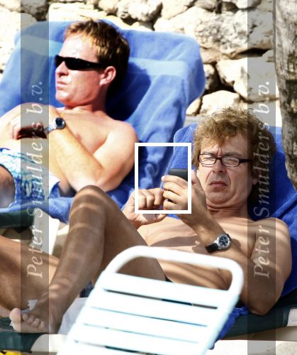 Curacao 1 januari 2009
Derk Bolt met bril en gsm op het strand van Avila Beach.