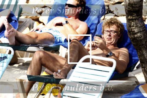 Curacao 1 januari 2009
Derk Bolt met bril en gsm op het strand van Avila Beach.