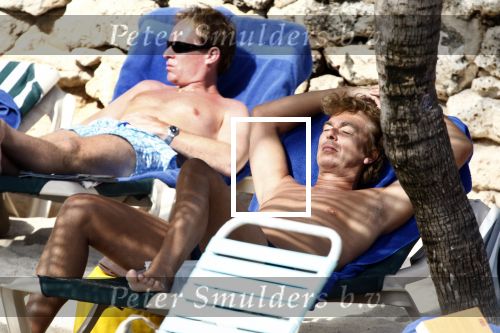 Curacao 1 januari 2009
Derk Bolt met bril en gsm op het strand van Avila Beach.