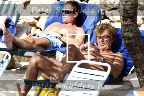 Curacao 1 januari 2009
Derk Bolt met bril en gsm op het strand van Avila Beach.