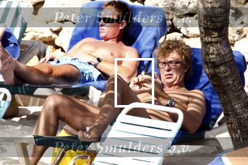Curacao 1 januari 2009
Derk Bolt met bril en gsm op het strand van Avila Beach.