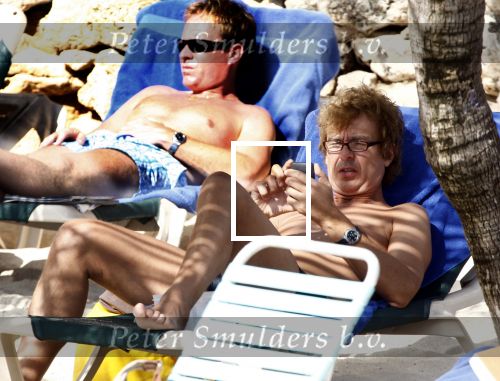 Curacao 1 januari 2009
Derk Bolt met bril en gsm op het strand van Avila Beach.
