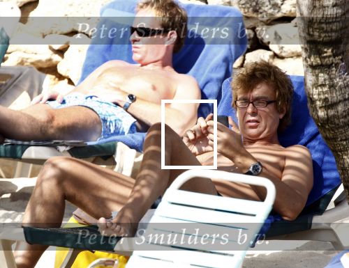 Curacao 1 januari 2009
Derk Bolt met bril en gsm op het strand van Avila Beach.