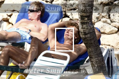 Curacao 1 januari 2009
Derk Bolt met bril en gsm op het strand van Avila Beach.