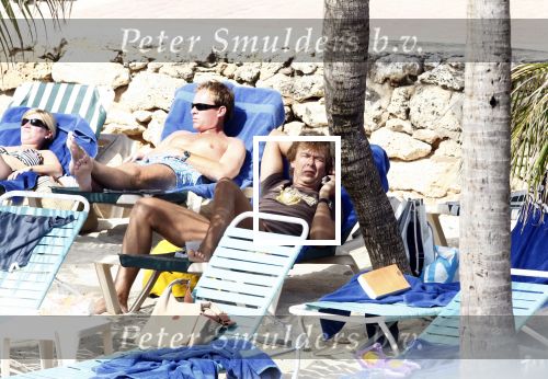Curacao 1 januari 2009
Derk Bolt met bril en gsm op het strand van Avila Beach.