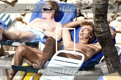 Curacao 1 januari 2009
Derk Bolt met bril en gsm op het strand van Avila Beach.