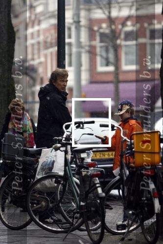 Amsterdam 4 maart 2006
Derk Bolt met zijn zoontje boodschappen doen in sneeuw