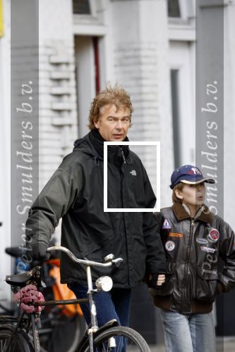 Amsterdam 4 maart 2006
Derk Bolt met zijn zoontje boodschappen doen