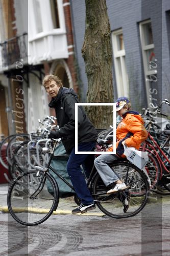 Amsterdam 4 maart 2006
Derk Bolt met zijn zoontje boodschappen doen