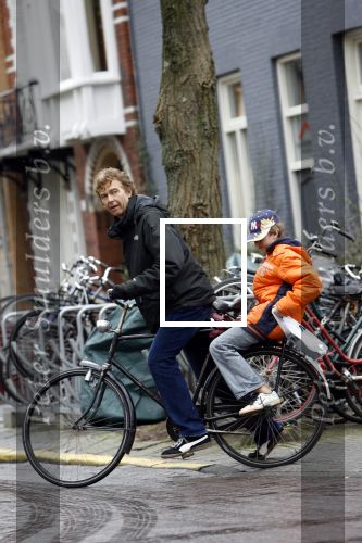 Amsterdam 4 maart 2006
Derk Bolt met zijn zoontje boodschappen doen