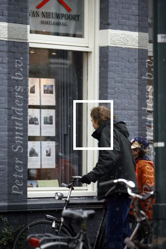 Amsterdam 4 maart 2006
Derk Bolt met zijn zoontje bij makelaarskantoor