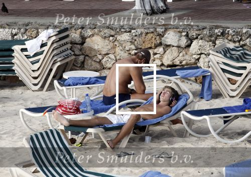 Curacao 5 januari 2012
Derk Bolt met zijn vrouw en zoon bij het Avila beach hotel.