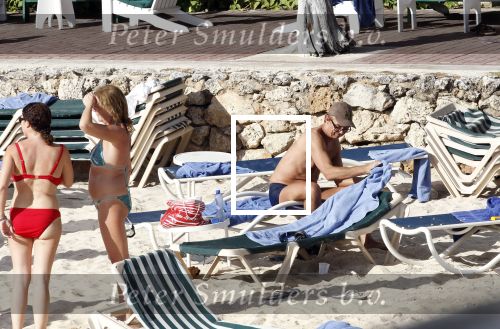 Curacao 5 januari 2012
Derk Bolt met zijn vrouw en zoon bij het Avila beach hotel.