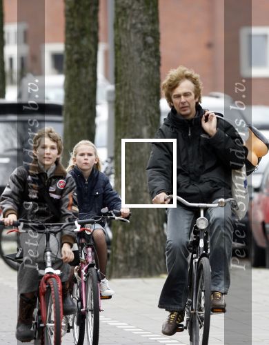 AMSTERDAM 23 februari 2007
Derk Bolt met zijn kinderen op de fiets in amsterdam.