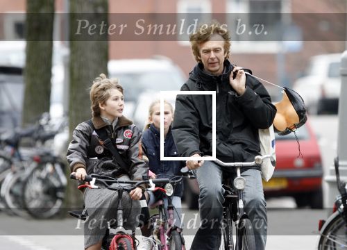AMSTERDAM 23 februari 2007
Derk Bolt met zijn kinderen op de fiets in amsterdam.