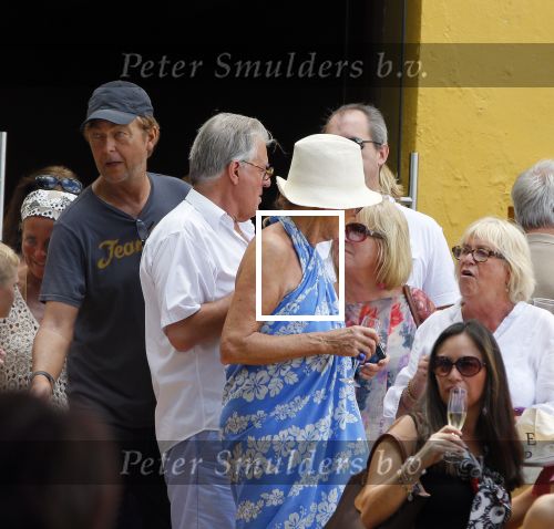 Curacao 31 december 2014
Willeke Alberti Jeroen Krabbe met vrouw Herma Krabbe zoon Jasper krabbe ( met dochters) Rogier van Boxtel en Derk Bolt bij het vuurwerk van Avila Beach hotel op Curacao vanwege oud en nieuw jaar