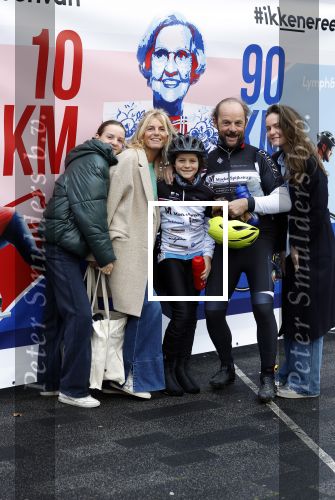 Heerenveen 24 maaart 2024
De hollandse 100 wordt dit jaar gereden in Thyalf . Aanwezig oa Prins Bernhard Prinses Annette Samuel v Vollenhoven Benjamin v Vollenhoven Prinses Margriet Mr Pieter v Vollenhoven Prins Maurits Lucas v Vollenhoven en  Prins Pieter Christiaan . Verder aanwezig Simon Keizer Bas Muijs (en vrouw) Marianne Timmer Benjamin Aslan Joy Beune Eduard Schaepman met zijn zoon en Rob Kamphues met vriendin.