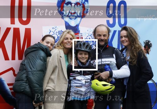 Heerenveen 24 maaart 2024
De hollandse 100 wordt dit jaar gereden in Thyalf . Aanwezig oa Prins Bernhard Prinses Annette Samuel v Vollenhoven Benjamin v Vollenhoven Prinses Margriet Mr Pieter v Vollenhoven Prins Maurits Lucas v Vollenhoven en  Prins Pieter Christiaan . Verder aanwezig Simon Keizer Bas Muijs (en vrouw) Marianne Timmer Benjamin Aslan Joy Beune Eduard Schaepman met zijn zoon en Rob Kamphues met vriendin.