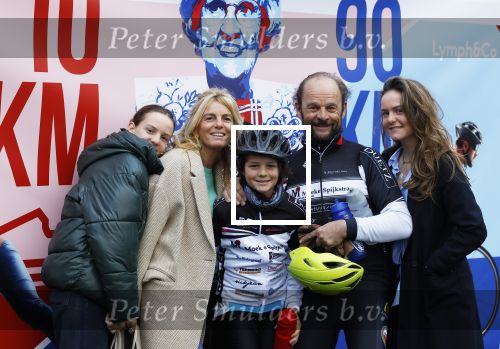 Heerenveen 24 maaart 2024
De hollandse 100 wordt dit jaar gereden in Thyalf . Aanwezig oa Prins Bernhard Prinses Annette Samuel v Vollenhoven Benjamin v Vollenhoven Prinses Margriet Mr Pieter v Vollenhoven Prins Maurits Lucas v Vollenhoven en  Prins Pieter Christiaan . Verder aanwezig Simon Keizer Bas Muijs (en vrouw) Marianne Timmer Benjamin Aslan Joy Beune Eduard Schaepman met zijn zoon en Rob Kamphues met vriendin.