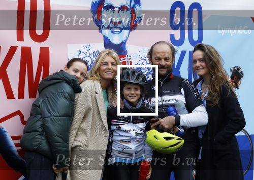 Heerenveen 24 maaart 2024
De hollandse 100 wordt dit jaar gereden in Thyalf . Aanwezig oa Prins Bernhard Prinses Annette Samuel v Vollenhoven Benjamin v Vollenhoven Prinses Margriet Mr Pieter v Vollenhoven Prins Maurits Lucas v Vollenhoven en  Prins Pieter Christiaan . Verder aanwezig Simon Keizer Bas Muijs (en vrouw) Marianne Timmer Benjamin Aslan Joy Beune Eduard Schaepman met zijn zoon en Rob Kamphues met vriendin.