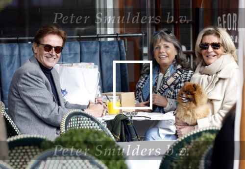 Amsterdam 7 maart 2024
Frank Janssen op terras met zijn beste vriendinnen Angelique v d Meyden en Gwenny Eisma.