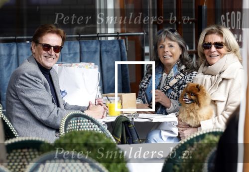 Amsterdam 7 maart 2024
Frank Janssen op terras met zijn beste vriendinnen Angelique v d Meyden en Gwenny Eisma.