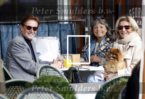 Amsterdam 7 maart 2024
Frank Janssen op terras met zijn beste vriendinnen Angelique v d Meyden en Gwenny Eisma.