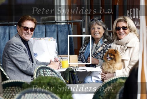 Amsterdam 7 maart 2024
Frank Janssen op terras met zijn beste vriendinnen Angelique v d Meyden en Gwenny Eisma.