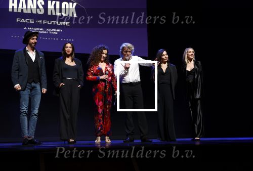 Amsterdam 14 maart 2024
Presentatie nieuwe show Hans Klok in Carre . Katja Schuurman doet presentatie. Hans Klok Stanley Burleson Jenily Wagenmakers  Zarina Potapova Katja Schuurman en Bo Yael Ufkes