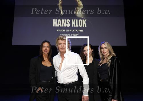 Amsterdam 14 maart 2024
Presentatie nieuwe show Hans Klok in Carre . Katja Schuurman doet presentatie. Hans Klok samen met zijn dames, Jenily Wagenmakers (links), Zarina Potapova en Bo Yael Ufkes