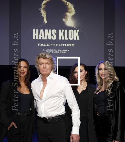 Amsterdam 14 maart 2024
Presentatie nieuwe show Hans Klok in Carre . Katja Schuurman doet presentatie. Hans Klok samen met zijn dames, Jenily Wagenmakers (links), Zarina Potapova en Bo Yael Ufkes