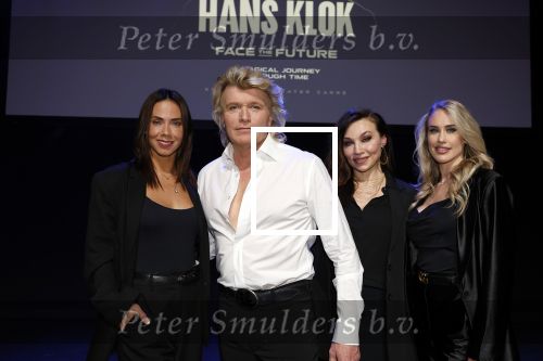 Amsterdam 14 maart 2024
Presentatie nieuwe show Hans Klok in Carre . Katja Schuurman doet presentatie. Hans Klok samen met zijn dames, Jenily Wagenmakers (links), Zarina Potapova en Bo Yael Ufkes