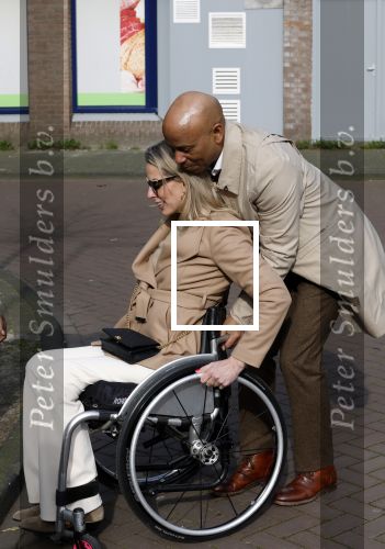 Amsterdam 19 maart 2024
Boekpresentatie Angelique Woudenberg in restaurant Breda. Humberto Tan helpt vrouw in rolstoel