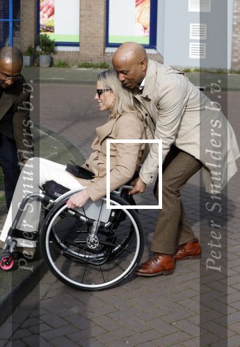 Amsterdam 19 maart 2024
Boekpresentatie Angelique Woudenberg in restaurant Breda. Humberto Tan helpt vrouw in rolstoel