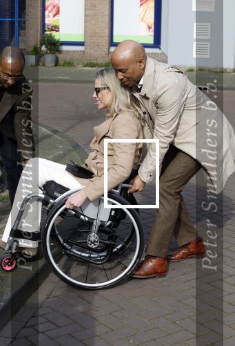 Amsterdam 19 maart 2024
Boekpresentatie Angelique Woudenberg in restaurant Breda. Humberto Tan helpt vrouw in rolstoel