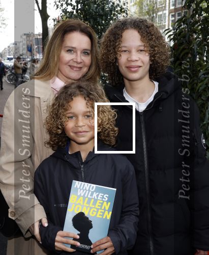Amsterdam 27 maart 2024
Boekpresentatie Nino Wilkes in boom boom Chicago. Irene Avogadri met zoons