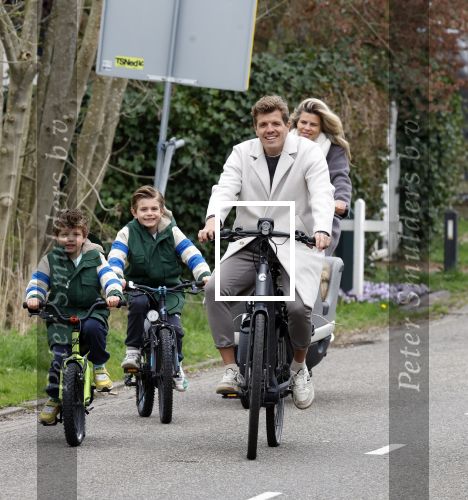 Loosdrecht 17 maart 2024
Jaap Reesema en Kim Kotter met hun kinderen aan het fietsen .