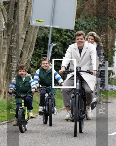 Loosdrecht 17 maart 2024
Jaap Reesema en Kim Kotter met hun kinderen aan het fietsen .
