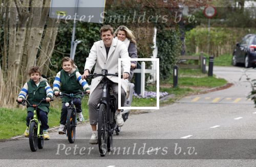 Loosdrecht 17 maart 2024
Jaap Reesema en Kim Kotter met hun kinderen aan het fietsen .