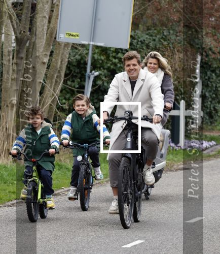 Loosdrecht 17 maart 2024
Jaap Reesema en Kim Kotter met hun kinderen aan het fietsen .