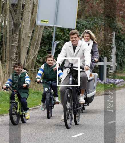 Loosdrecht 17 maart 2024
Jaap Reesema en Kim Kotter met hun kinderen aan het fietsen .
