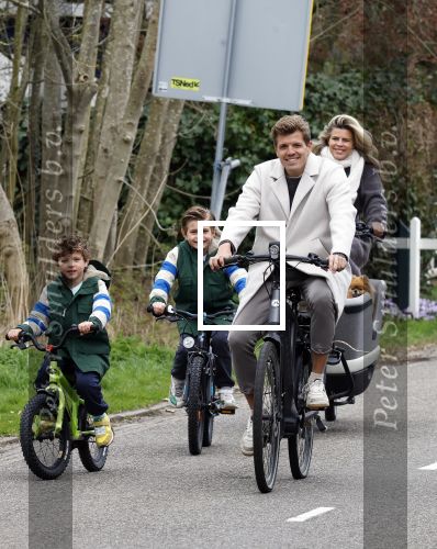 Loosdrecht 17 maart 2024
Jaap Reesema en Kim Kotter met hun kinderen aan het fietsen .