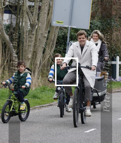 Loosdrecht 17 maart 2024
Jaap Reesema en Kim Kotter met hun kinderen aan het fietsen .